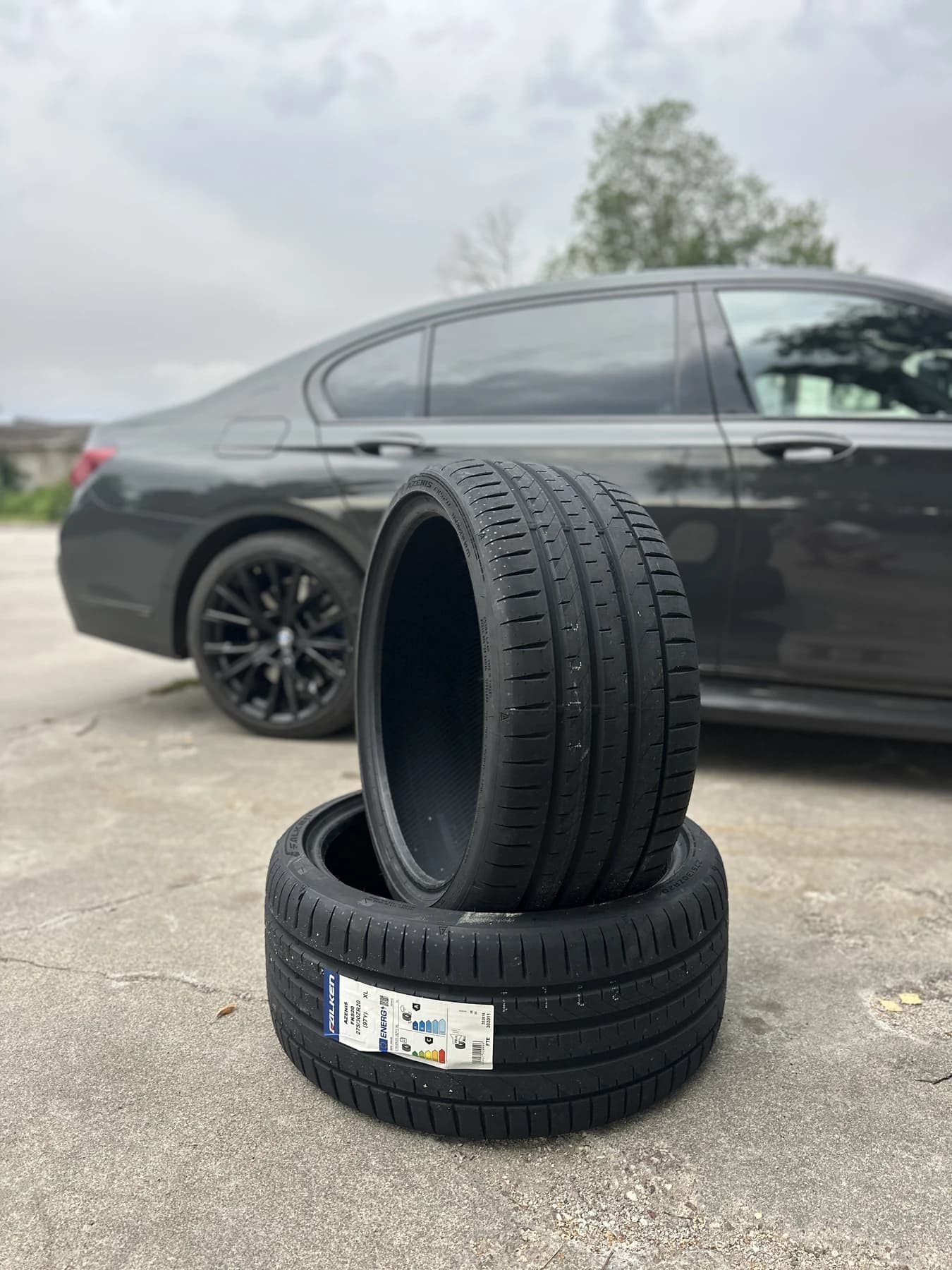 Sukrautos „Falken“ padangos lauke, fone – automobilis.