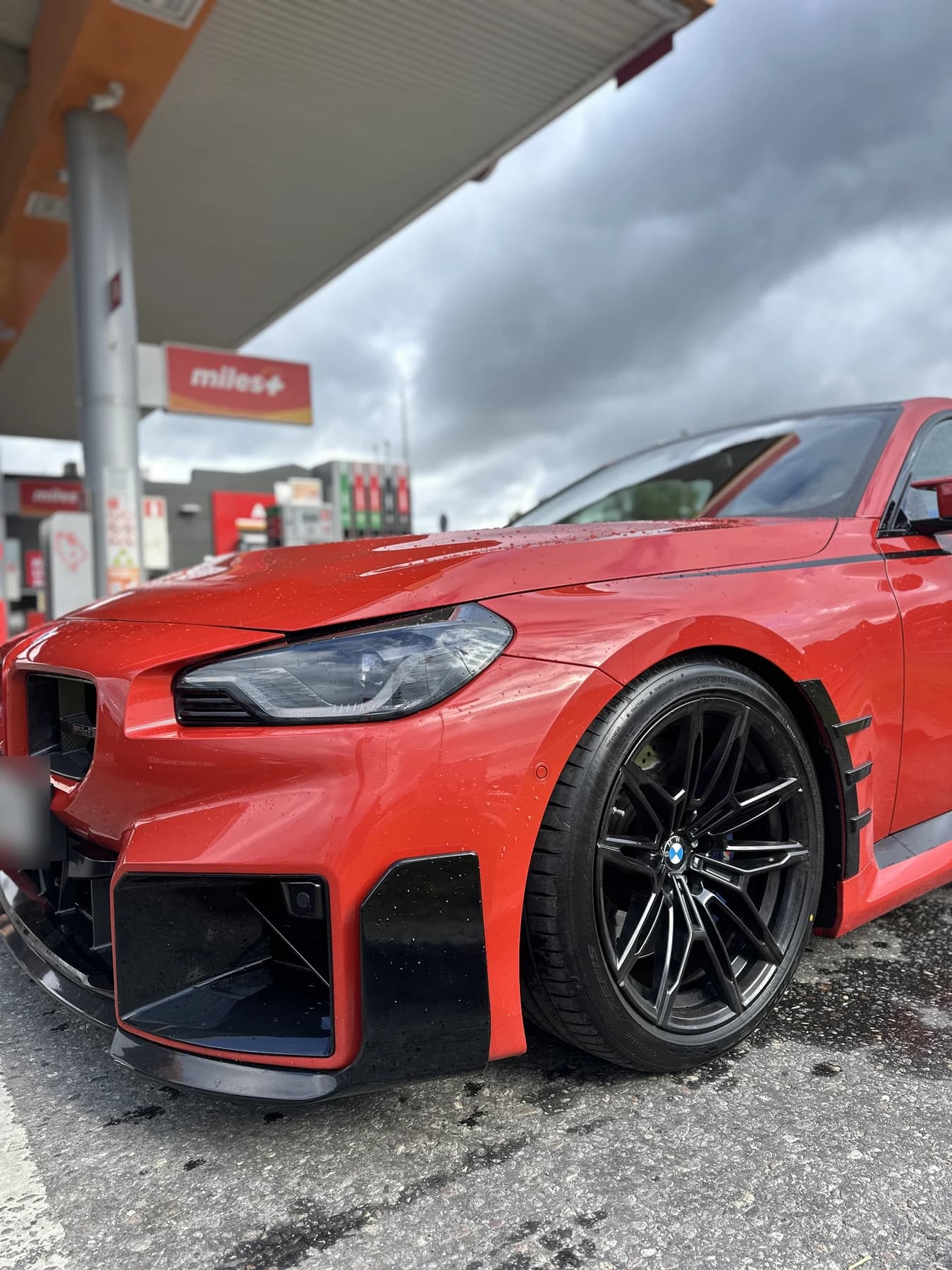 Automobilio priekinio rato ir kėbulo detalė.