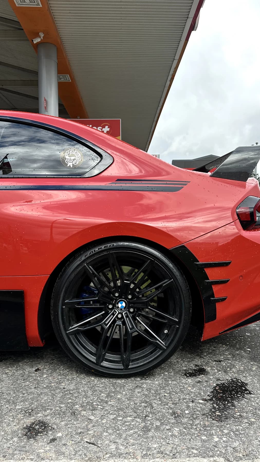 Automobilio priekinio rato detalė po stogeliu.