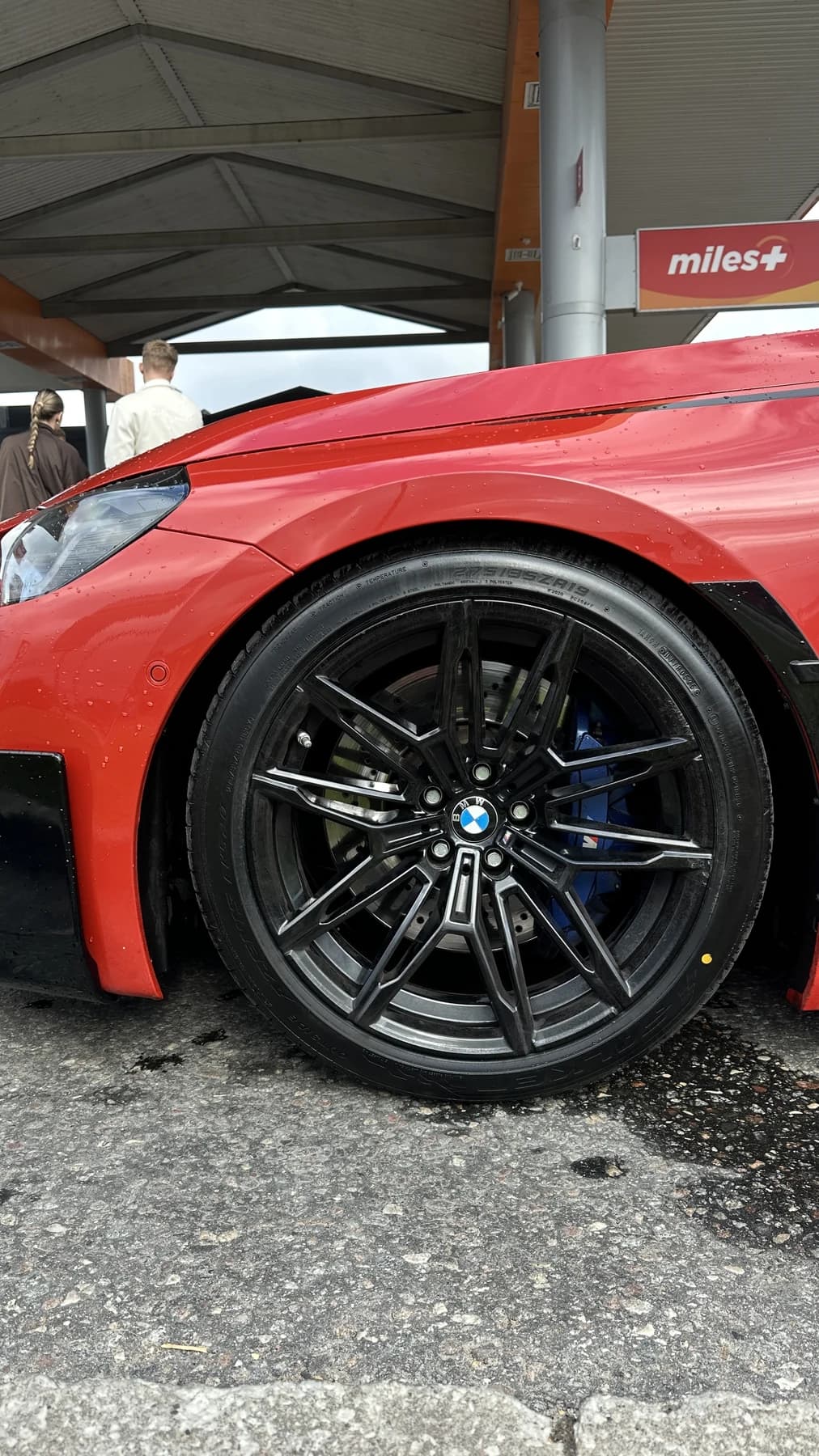 Automobilio priekinės padangos ir rato detalė.